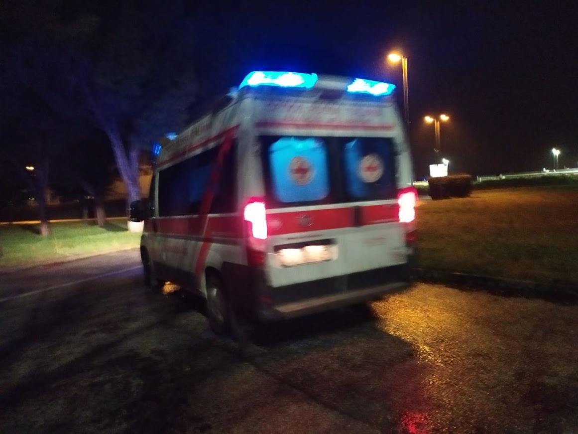 Poliziotto travolto da uno scooter in Cavana: tre persone sul mezzo e nessun casco